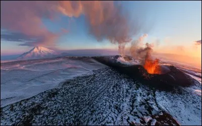 Les volcans ont deux types d'éruptions, lesquels ?
