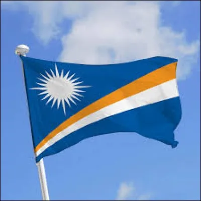 La diagonale sur le drapeau des îles Marshall représente l'horizon.
