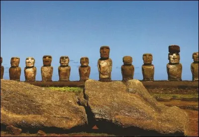 Quelle est la terre habitée la plus proche de l'île de Pâques ?