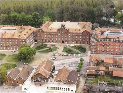 À qui doit-on le "Familistère" de Guise, dans l'Aisne ?