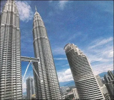Dans quelle ville peut-on voir ces tours qui culminent à 452 m de hauteur ?