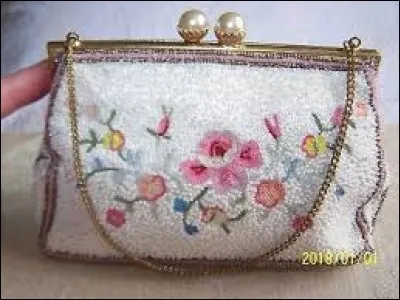 Joli sac de soirée, quel est son nom ?