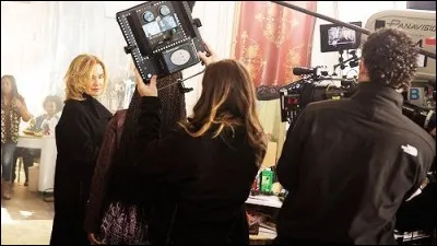 La série est créée et produite par :