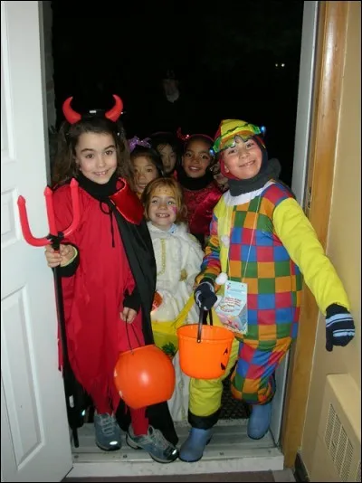 C'est Halloween quand, soudain, tu vois des enfants qui sonnent à ta porte pour les bonbons ! Que fais-tu ?