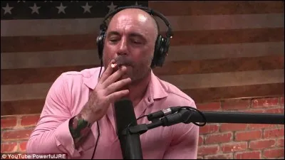 Quel entrepreneur mondialement connu a fumé un joint en direct devant l'animateur Joe Rogan, provoquant un scandale ?