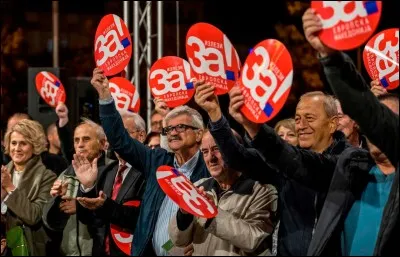 Dans quel ex-pays yougoslave un référendum fut-il organisé afin de changer le nom officiel du pays ?