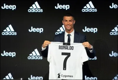 De quel pays est originaire le footballeur international Cristiano Ronaldo, portant le chiffre "7" au dos de son maillot ?