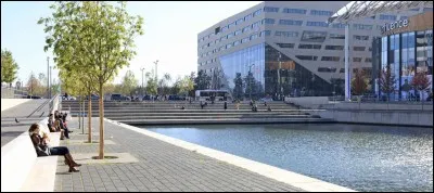 Comment surnomme-t-on la ville ?