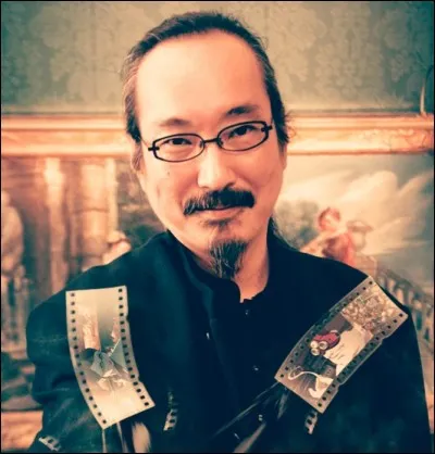 Grande figure de l'animation japonaise, décédé en 2010 à 46 ans, ses films revêtent souvent une dimension philosophique et cherchent à questionner le spectateur sur lui-même et sur son rapport aux autres.
Quel est le nom de ce réalisateur ?