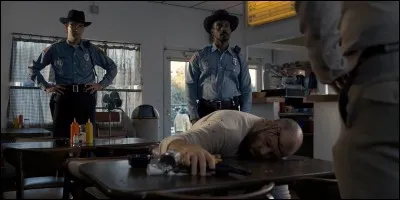 Comment s'appelle l'homme qui héberge onze dans le premier épisode?