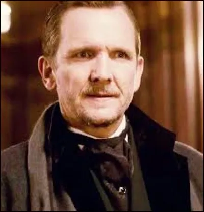 Qui est le premier a découvrir que Mikael est en vie et que Davina le contrôle ?