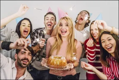 Tu rentres chez toi, fatiguée quand, soudain, tu vois la lumière allumée et tes amis ainsi que ton chéri te crient « Joyeux anniversaire ! ». En gros, ton chéri a organisé un anniversaire surprise pour toi ! Comment réagis-tu ?