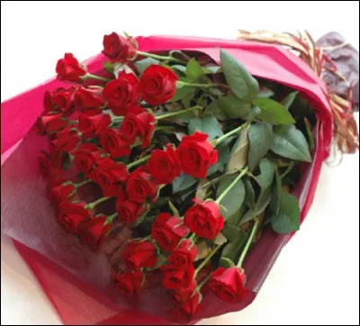 Ton copain t'offre un bouquet de roses rouges car il est très amoureux de toi ! Que fais-tu ?