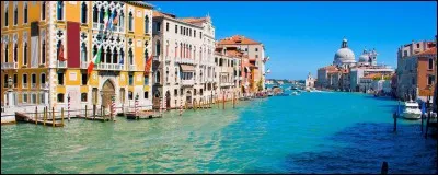 Ton chéri t'offre un week-end en amoureux à Venise pour fêter 1 an de mariage ! Comment réagis-tu ?