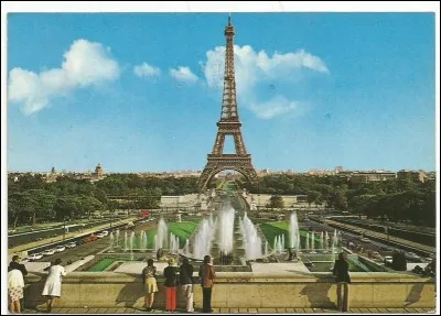 Qui a dit en passant devant la tour : "Cocher, cocher, arrière ! Je vous ordonne de faire demi-tour. C'est affreux, odieux, ignoble !..." ?