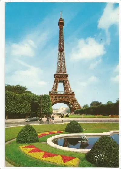 Combien de noms de savants sont inscrits sur une frise extérieure et visible du sol ?