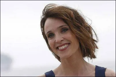 Dans quelle série télévisée humoristique Alix Poisson joue-t-elle ?