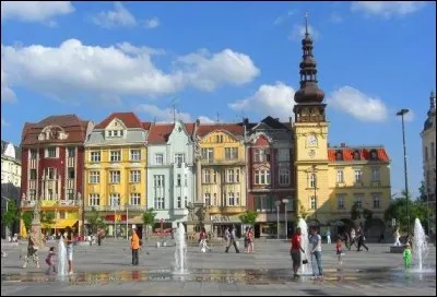 Cette ville tchèque, capitale de la région de Moravie-Silésie, troisième centre urbain du pays avec 290 000 habitants, c'est :