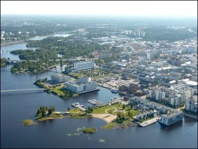 Cette ville de Finlande, quatrième centre urbain du pays, située au fond du golfe de Botnie à moins de 200 km du cercle polaire, c'est :