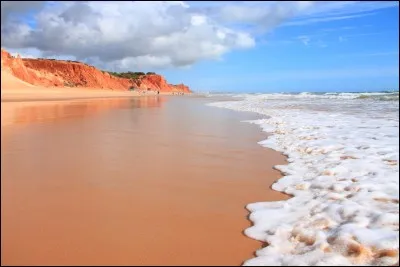 Vous êtes à la plage et ta copine annonce qu'elle va se changer pour mettre son bikini ! Que fais-tu ?