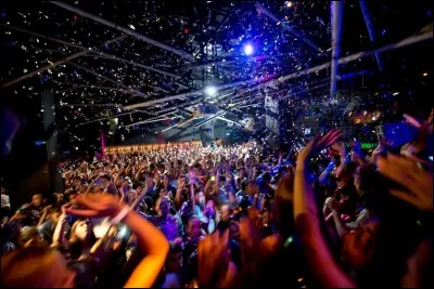 Tu es dans une boîte de nuit avec ta copine. Soudain, une belle fille vient te draguer ! Que fais-tu ?