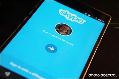 Tu es sur Skype pour parler avec ton meilleur ami par caméra. Soudain, une fille qui fait un strip t'appelle pour tchatter avec toi ! Que fais-tu ?