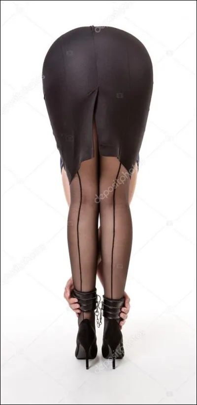 Tu es au travail. Soudain, ta collègue fait tomber par terre son dossier, du coup, elle s'abaisse pour le ramasser ! Que fais-tu ?