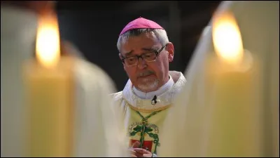 ''Si Monseigneur l'évêque pouvait envisager
D'acquérir en sous-main l'endroit que j'lui signale''
 
Que doit acheter Monseigneur l'évêque ?