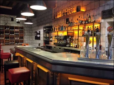 ''Quand on n'a rien à dire et du mal à se taire,
On peut toujours aller gueuler dans un bistrot,
Parler de son voisin qui n'a pas fait la guerre,
Parler de Boumedienne et de Fidel Castro,

Quand on n'a rien à dire et du mal à se taire
On arrive -------------------''