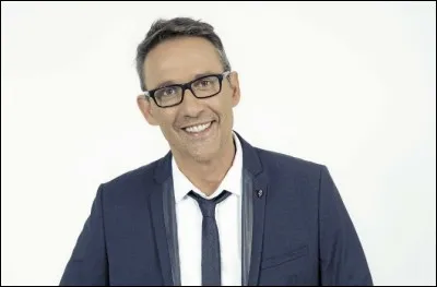 Au côté de qui, Julien Courbet a-t-il débuté à la télévision dans l'émission "Ainsi font, font, font" dans les années 1990 ?