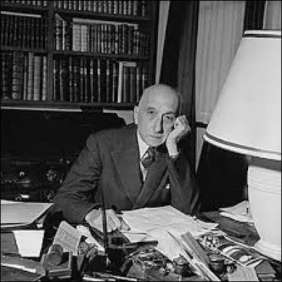 Cet écrivain français a été lauréat du Grand prix du roman de l'Académie française en 1926 pour "Le Désert de l'amour". Puis, il reçoit le prix Nobel de littérature en 1952. Il s'agit de :