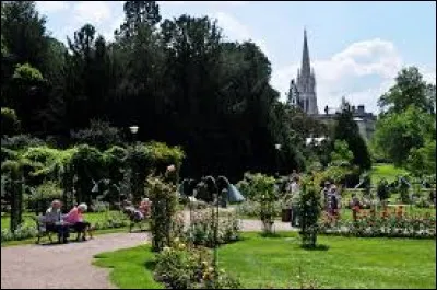 On peut flâner dans le parc de la Pépinière.