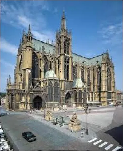 Ma cathédrale est dédiée à Saint-Étienne.