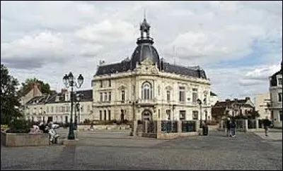 Nous partons à Dreux (Eure-et-Loir). Les habitants de cette ville sont les ...