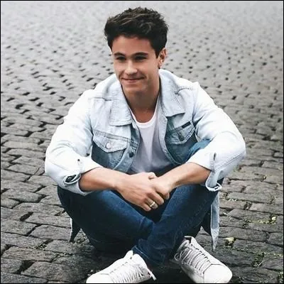 Quelle est la nationalité de Michael Ronda ?