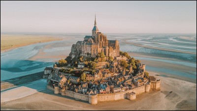 Au large de quelle province française l'abbaye et monastère du Mont-Saint-Michel, appartenant au patrimoine mondial de l'UNESCO, se situe-t-elle ?