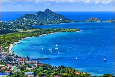 Elle est la plus au sud des Îles du Vent et sa capitale, Saint-Georges donne sur le Carenage.
Quelle est-elle ?