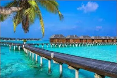 Comprenant plus de 1 000 petites îles, dont seulement 200 sont habitées, quel est ce groupe d'îles de l'océan Indien ?