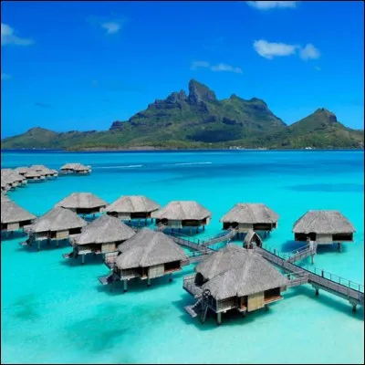 Cette île touristique de la Polynésie française, située au nord-ouest de Tahiti, est formée d'un volcan éteint, entouré par un lagon et une frange de récif :