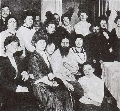 Qui est cet homme au centre de la photo ?