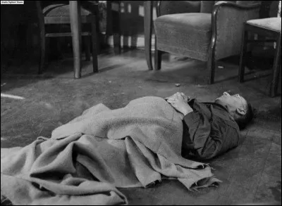 Quel est cet homme gisant après son suicide ?