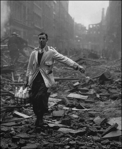 Un livreur de lait en 1940 dans une ville bombardée, quelle est cette ville ?
