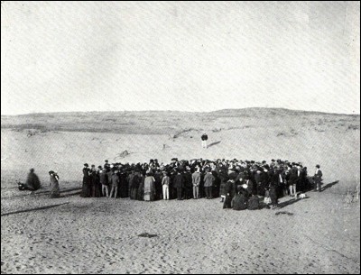 Une centaine de personnes participent à une loterie pour diviser un terrain de 4 hectares de dunes de sable. Ce terrain deviendra la ville de ..
