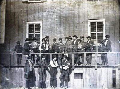 Un groupe d'hommes attend l'ouverture d'un marché à Saint Louis (Missouri, EU) en 1852, de quel type de marché s'agit-il ?