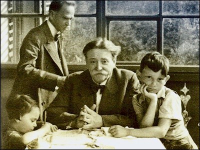 Eduard Bloch avec sa famille (1938). D'origines autrichienne et juive, il bénéficia d'une protection rapprochée de la Gestapo et était nommé « le Juif Noble » par Adolf Hitler. Quelle était sa profession ?