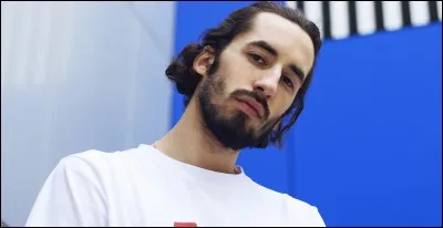 Lomepal avec son tube « Yeux disent » : 

« Mais j'ai vu qu'elle avait mal sous le plexus et mes excuses n'avaient plus un seul effet,...