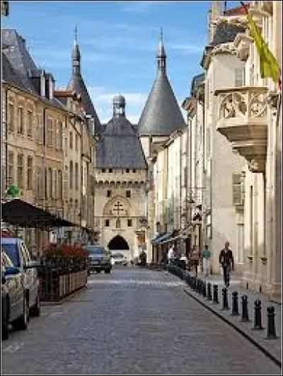 Je suis la ville de naissance de Karine le Marchand, Jean-Louis Schlesser ou de Tom Novembre.