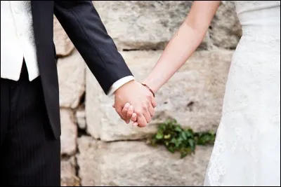 Avec qui le père de Sophie est-il parti se remarier ?