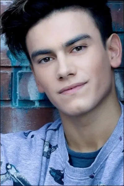 Quel est le rôle d'Agustín Bernasconi dans Soy Luna ?