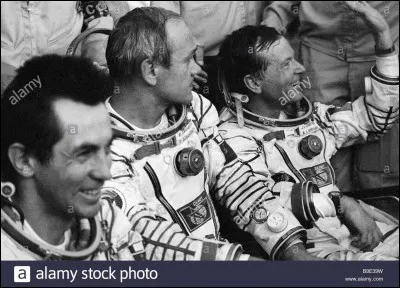 Lorsqu'ils sont dans l'espace, les cosmonautes peuvent faire diverses actions, même avec la tête en bas, sauf une ...